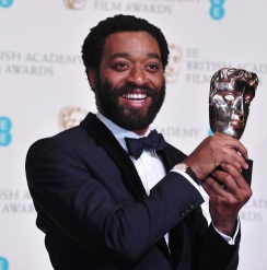 Chiwetel Ejiofor celebra el BAFTA como mejor actor por "12 years a slave"